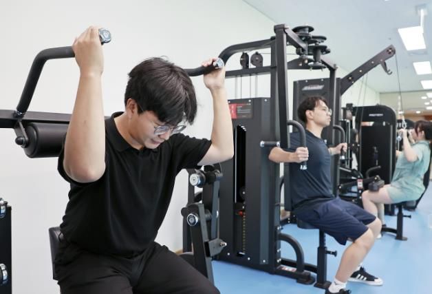 괴산읍 반다비국민체육센터에서 헬스장을 이용하고 있다