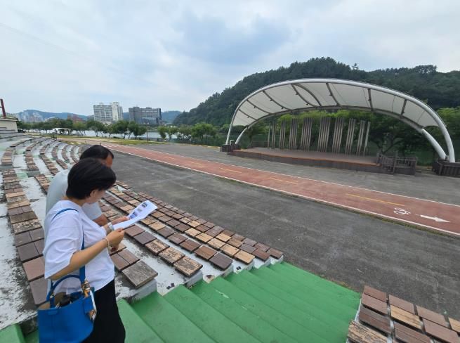 이정숙 고성군의원, 진주시 야외공연무대 현장 방문