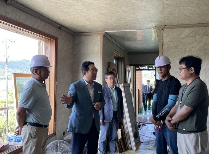 황규철 옥천군수, 다자녀 가정 주거환경 개선사업 공사 현장 격려