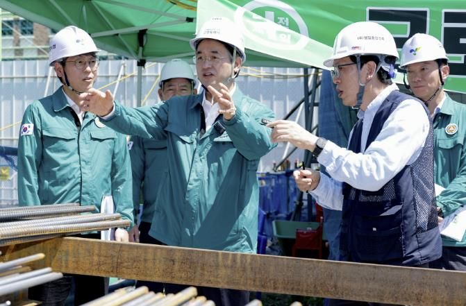 ‘원흥 복합문화센터 건립 공사 현장’을 찾은 이동환 고양특례시장