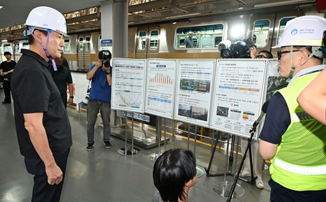 폭염특보 속 11일(금) 서울지하철 9호선 개화차량기지를 찾은 오세훈 서울시장이 폭염 대비 철도시설물 관리 및 승객 지원 대책 브리핑을 청취하고 있다.