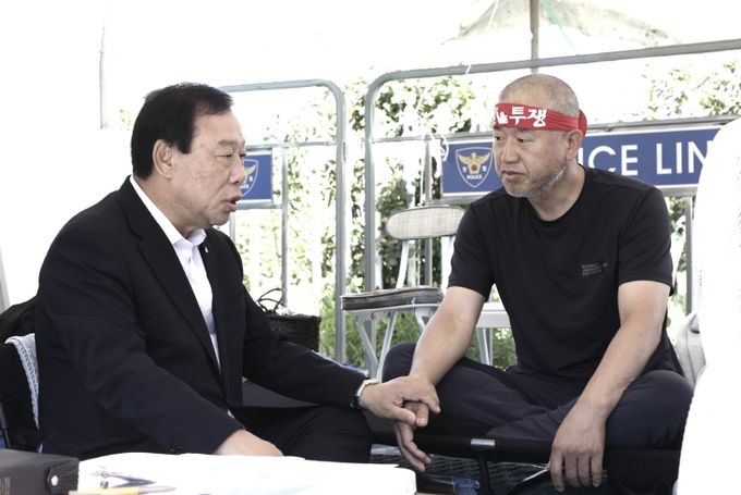 12일 국회 정문 앞 해수부 이전 반대 단식농성 현장 방문_왼쪽 최민호 세종시장, 오른쪽 윤병철 해수부 노조위원장