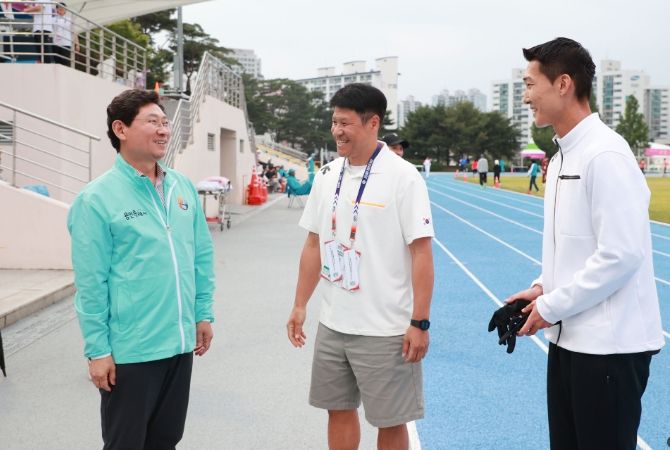 이상일 시장이 지난 5월 29일 구미에서 열린 '아시아육상경기선수권대회'를 찾아 우상혁 선수를 격려하는 모습