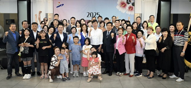 이민근 안산시장(맨 앞줄 가운데)이 12일 한양대학교 ERICA캠퍼스 컨벤션센터에서 ‘제2회 북한이탈주민의 날 기념행사’ 참석자들과 기념촬영을 하고 있다.