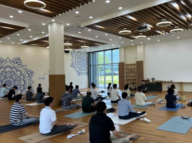 선샤인 밀양 테마파크 내 요가컬처타운에서 경남교육연수원 소속 연수생들이 인도 전통 요가를 수련하고 있다.