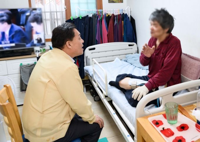 이재준 수원시장이 홀몸어르신의 이야기를 듣고 있다.