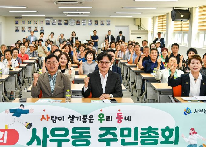 김포시는 지난 6월부터 14개 전 읍면동 주민자치회의 주민총회를 순차적으로 운영 중에 있으며, 김병수 시장은 주민총회를 통한 주민소통에 적극 참여하고 있다.