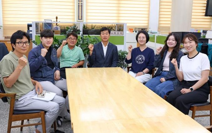 15일 경주시 건축허가과 한상식 과장(가운데)과 직원들이 농지보전부담금 환급 성과를 기념하며 사무실에서 파이팅을 외치고 있다.