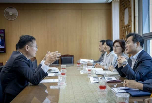 김재욱 칠곡군수, 경북도청 방문... 도비 확보를 위한 현안사업 적극 건의