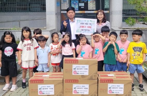 밀양시 무안면 밀신어린이집에서 15일 무안면 행정복지센터를 방문해 선풍기 10대를 기증하고 있다.