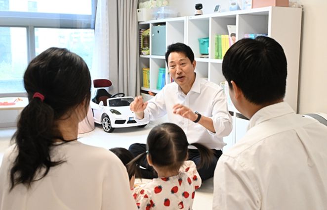 15일 광진구 자양동 ‘미리내집’을 방문한 오세훈 서울시장이 입주자 부부와 대화를 나누고 있다.