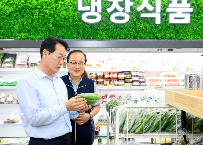 정명근 화성특례시장이 16일 로컬푸드 직매장 유앤아이점을 방문해 판매 중인 지역 농산물을 살피고 있다.