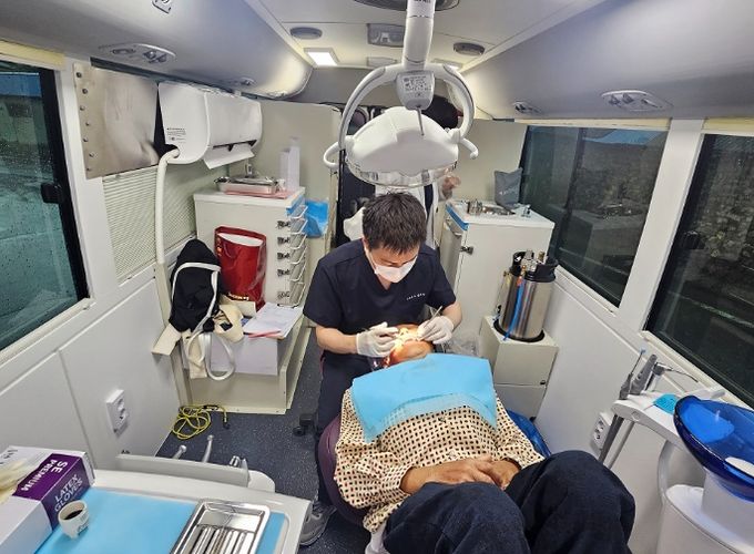 신안군, ‘찾아가는 치과 이동 진료’로 의료 취약 지역 주민에게 밝은 웃음 선사