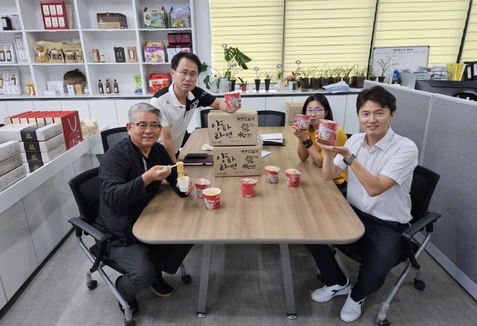 (합천군, 수려한 합천 양파 컵라면 개발 출시) 제일 왼쪽 장문철 대표와 농업유통과 직원