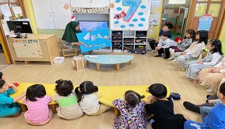 인도네시아문화 설명하는 어머니(다전어린이집)