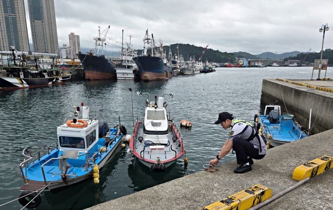 연안 안전사고 위험예보제「관심」발령에 따라 해안가 점검 중인 모습