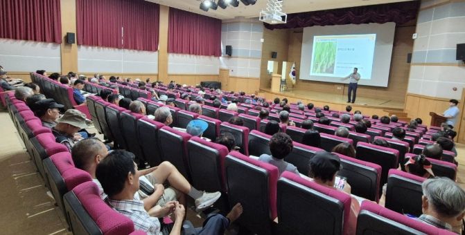 농업기술센터 강당에서 관내 마늘 재배농가 170여 명을 대상으로 마늘 주산지 생산자 교육이 실시됐다.