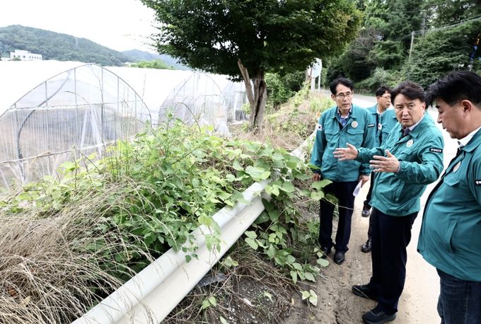 김영환 지사, 옥산면 도로유실 현장 긴급 점검