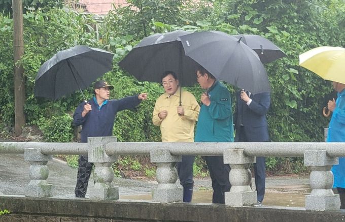 주낙영 경주시장이 19일 오후 4시 16분 외동읍 석계2리 일대 석계천 제방과 도로 유실 현장을 찾아 관계자들과 복구 상황을 점검하고 있다.