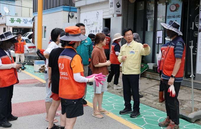 박병규 광산구청장이 20일 동곡동의 폭우 피해 현장을 찾아 수해 복구에 ‘구슬땀’을 흘리는 자원봉사자들을 격려하고, 복구 상황을 점검했다.