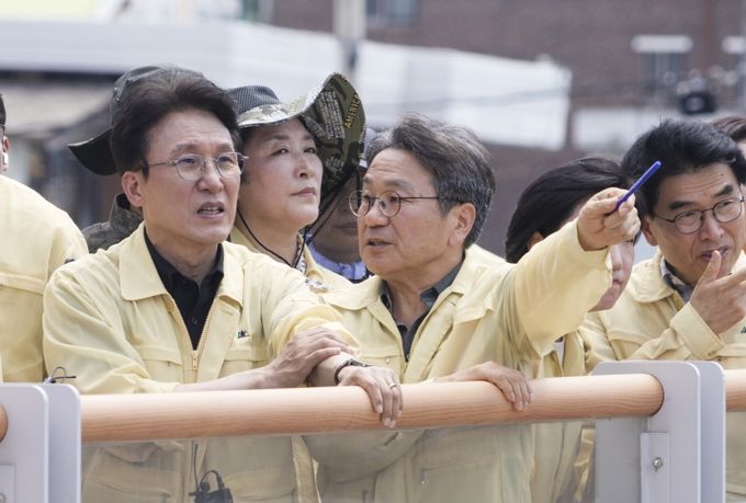 강기정 광주광역시장이20일 오전 김민석 국무총리와 폭우 침수 피해 지역인 북구 신안교 일대를 돌며 피해 현장을 살펴보고 있다./광주광역시 제공