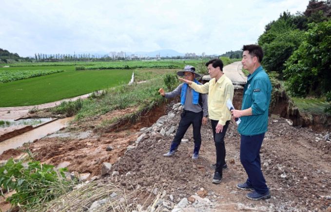 - 20일 안병구 밀양시장이 하남읍 귀명리 하천 수해 현장을 방문해 진행 사항을 점검하고 있다.