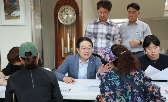 황규철 옥천군수, 첫날 현장서 ‘민생 챙기기’(민생회복쿠폰 접수)