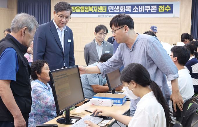 진병영 함양군수, 민생회복 소비쿠폰 발급 첫날 현장 찾아 주민 격려