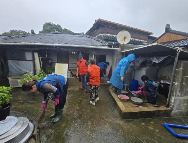 밀양시 부북면 자원봉사회와 지역사회보장협의체가 수해 피해 가구를 찾아 복구 작업을 펼치고 있다.