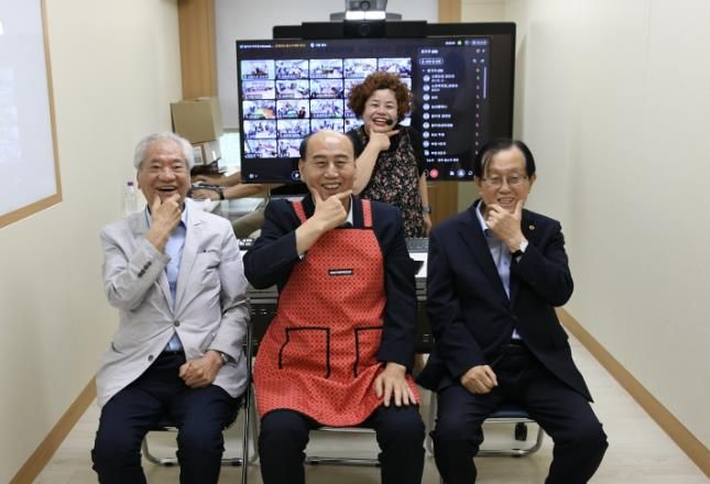 동두천형 스마트경로당, 체험·운동·소통까지…박형덕 시장, ‘신바람 체조’ 동참