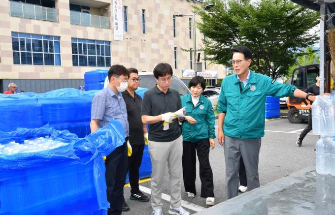 울산지역에 내린 집중호우로 인해 울주군 6개 읍면에 단수 피해가 발생한 가운데 이순걸 울주군수가 21일 언양읍 행정복지센터를 찾아 생수 배부 현황을 점검하고 격려를 전했다.