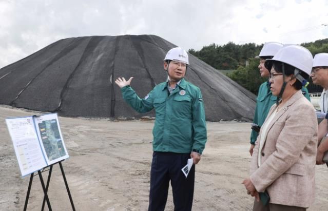 이상일 용인특례시장은 21일 구성 지역 골재채취 및 건설폐기물 사업장을 방문해 비산먼지 발생 등 주민 불편사항을 확인하고 보완조치를 요구했다