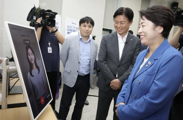 조용익 부천시장(왼쪽에서 3번째)이 지난 16일, 이재명 정부 국정기획위원회 AI TF와 함께 부천소새울경로당을 찾아, ‘온마음 AI복지콜’ 및 ‘네이버 AI 케어콜’ 프로그램을 살폈다.