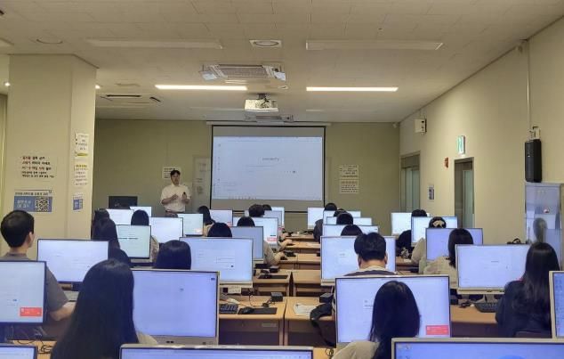 부천시는 지난 14~15일 전산 교육장에서 ‘온마음 AI복지콜’ 사용자 대상 교육을 4회에 걸쳐 진행했다.