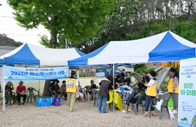 영덕군 산불 피해 어촌 봉사자들이 이·미용 서비스를 제공하고 있다.