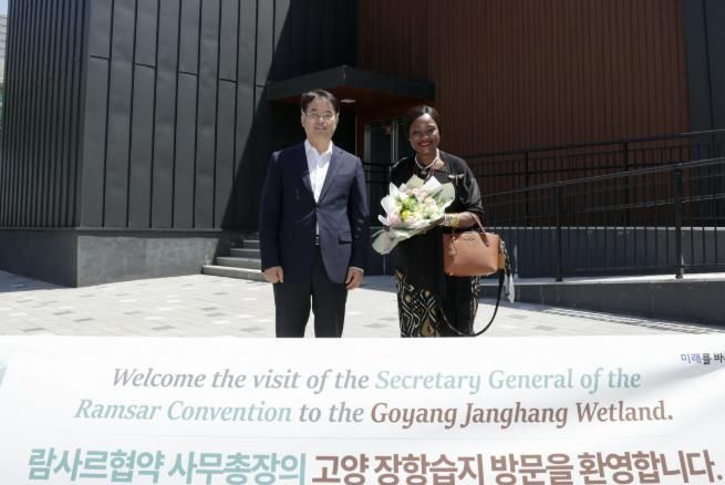 지난해 5월 고양장항습지생태관을 방문한 무손다 뭄바 람사르협약 사무총장과 이동환 고양특례시장