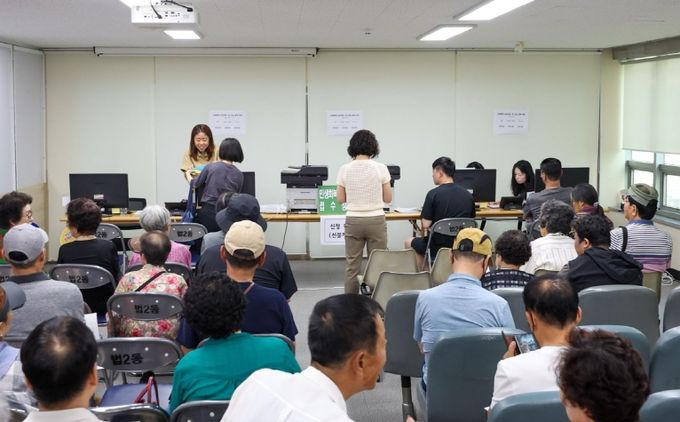 최충규 대덕구청장, 민생회복 소비쿠폰 신청 현장 점검