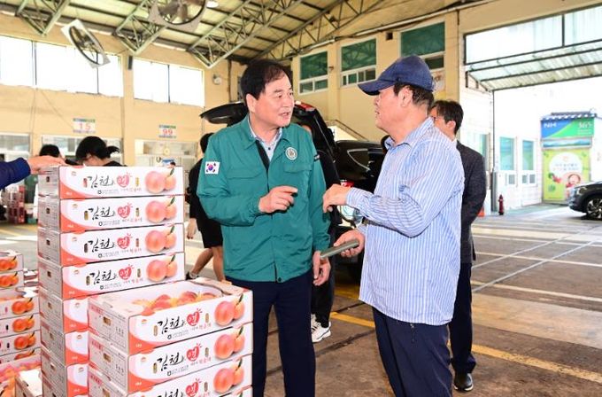 김천시장, 농산물도매시장과 농협공판장 격려 방문