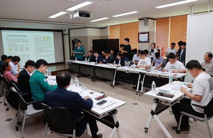 국정기획위원회에 주민대피 계획 및 준비상황을 설명하는 장우성 괴산군 부군수.