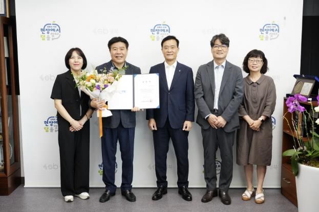 이승로 성북구청장(오른쪽)과 성북복지재단 관계자들이 기념촬영을 하고 있다