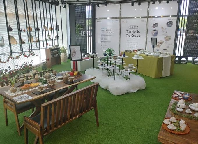 김해분청도자전시판매관, 백윤도예 백복입 작가전 개최