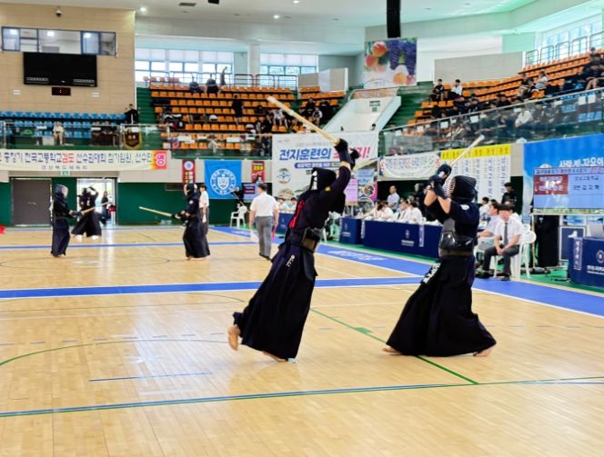 제28회 대구대학교총장기 전국고등학교 검도선수권대회에서 선수들이 겨루고 있다.