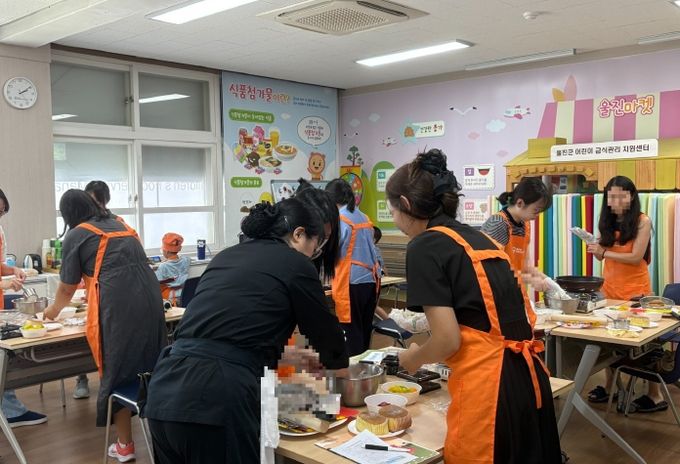 지난 7월 23일 울진군 어린이급식관리지원센터에 등록된 관내 어린이 시설 학부모를 대상으로 센터 특화사업인‘엄마·아빠 요리교실’을 진행했다