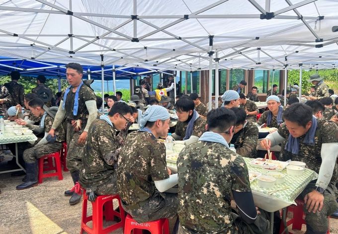 군장병들이 피해 복구 작업을 마치고 점심식사를 하고 있다