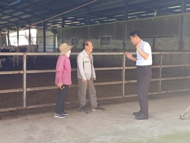 폭염에 따른 축산농가 피해 예방을 위해 한우농가를 방문해 현장점검 및 폭염 피해 예방 홍보를 진행하고 있