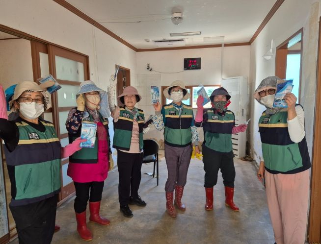 폭염 속 복구 현장…합천군, 근로자에 폭염 예방물품 긴급 배부