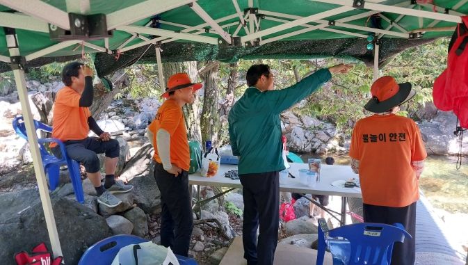 조정제 밀양시 산내면장이 청호정을 찾아 물놀이 안전요원들을 격려하고 안전시설을 점검하고 있다.
