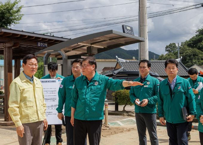 김윤철 군수가 박완수 도지사에게 상황을 설명하고 있다.