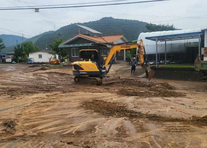 현장정리를 위해 중장비가 투입됐다.