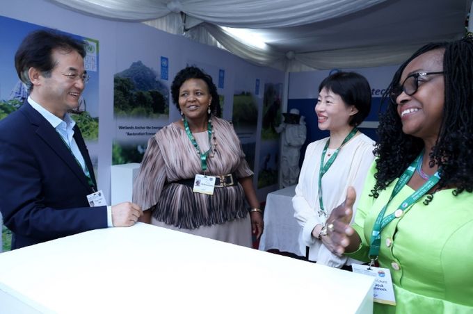 유엔개발계획(UNDP)부스에 방문해 습지 보전에 대한 국제적 연대 중요성을 강조한 이동환 고양특례시장(왼쪽부터 이동환 고양특례시장, 울라우우나셰(Wulawunashe), 이 류(Yi Liu), 마리-로르 음펙 니에(Marie-Laure Mpeck Nyemeck))